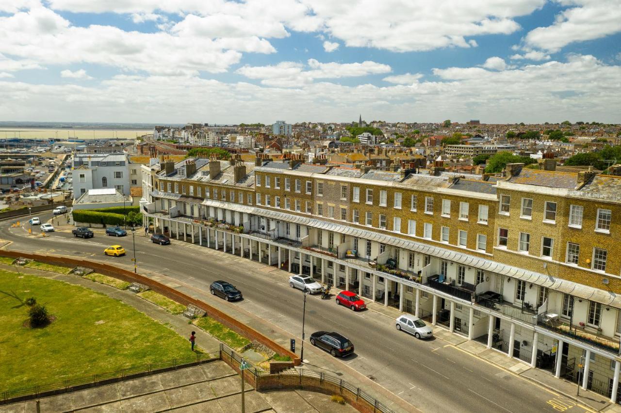 Beach View: Stunning Sea View & Balcony Apartment Ramsgate Exterior photo